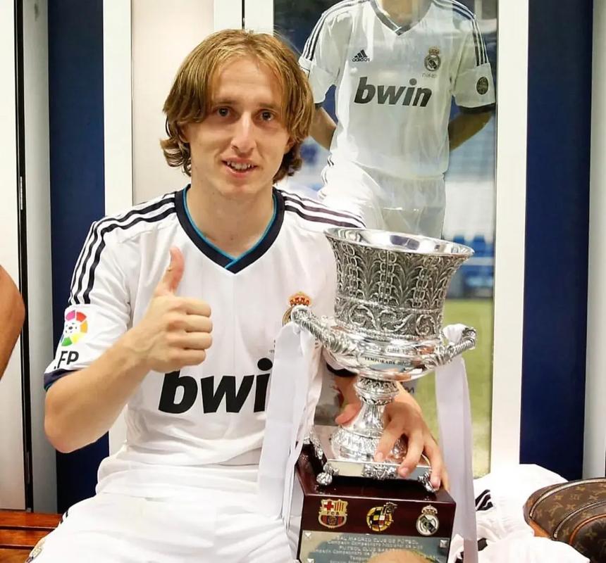 希勒等百球名宿祝贺哈兰德：仅用111场太离谱，他就是超巨